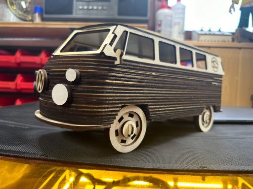 Modell eines Oldtimer-Busses mit Holzoptik und detaillierter Gestaltung.