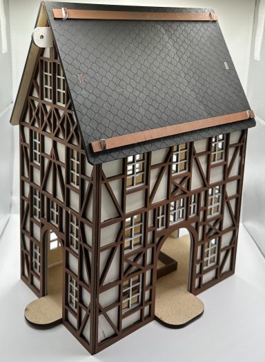 Fachwerkhaus mit grauem Dach und offenen Seiten, detailsreiche Architektur.