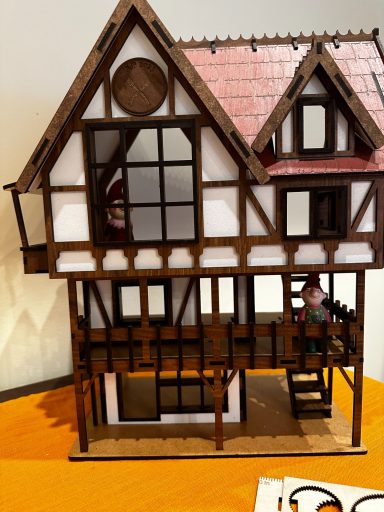 Fertiges Fachwerkhaus aus Holz mit zwei Etagen und Treppe.