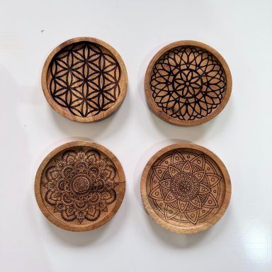 Untersetzer mit unterschiedlichen geometrischen Mustern.