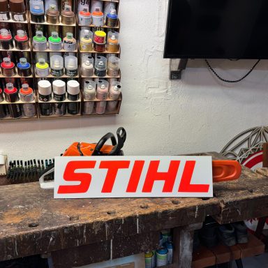 Schild mit dem Logo „STIHL“.