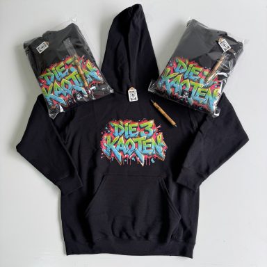Schwarzer Hoodie mit buntem, grafischen Aufdruck.