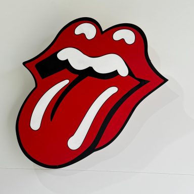 Logo der Rolling Stones mit rotem Mund und herausgestreckter Zunge.