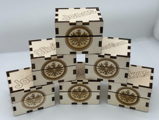 Holzkisten mit graviertem Eintracht Frankfurt Symbol und Namensschriftzügen.